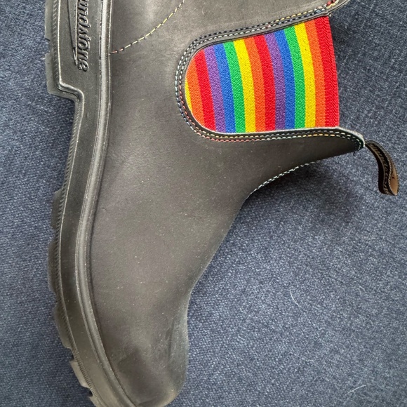 Blundstone 2105 Chelsea Boot --Worn once - Picture 2 of 4